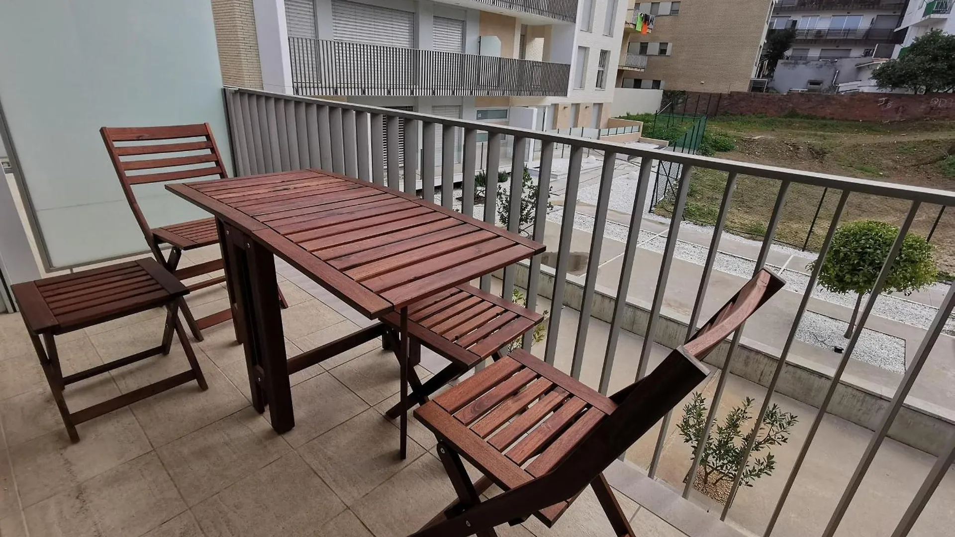Apartamento Ideal En Llanca: Terraza, Parking Y Cerca De La Playa - Es-89-87